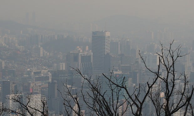 서울 중구 남산에서 바라본 서울 도심에 미세먼지와 안개가 자욱하다.(사진=연합뉴스)