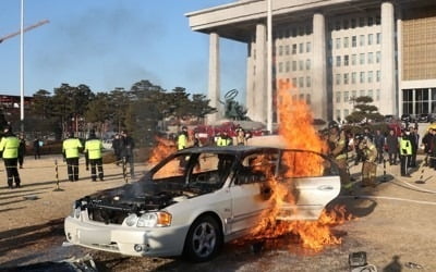 국회서 60대 운전자 분신 승용차 화재…"국회의원 특권폐지"