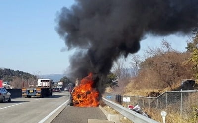 고속도로 달리던 BMW 차량서 불…인명피해 없어