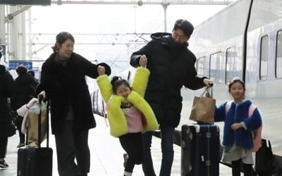 '설레는 고향 앞으로'…전국 터미널·역·공항 귀성객으로 북적