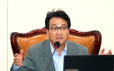 안민석 "최교일 사과하라…스트립바 의혹 제보자와 모르는 사이"