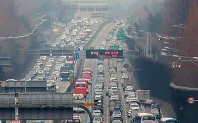 설연휴 첫날 고속도로 본격 정체…"하행선 밤 10시께 해소"