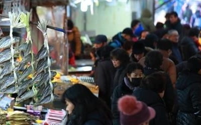 설 연휴 본격 시작…'명절 대목'에 활기 띤 시장·마트