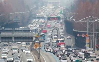 서울→부산 5시간 30분…귀성길 고속도로 정체 서서히 심해져