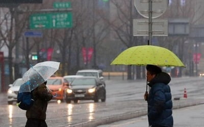 연휴 이틀째 비오고 쌀쌀한 날씨…도심 '평소보다 한산'