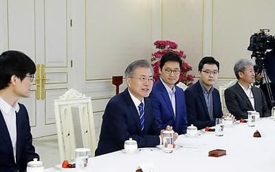 문대통령, 내주 부산 방문·소상공인과 대화…경제활력 '속도전'