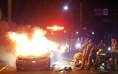 통영 해안도로에서 BMW 승용차 불…인명피해 없어