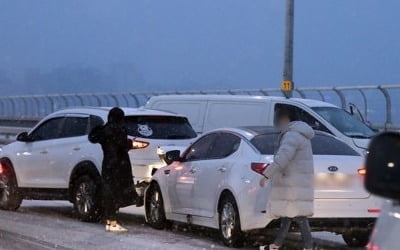 기습 강설에 차량전복 등 사고속출…항공편도 지연·결항