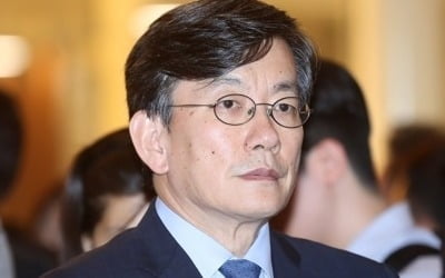 '폭행·배임 의혹' 손석희 JTBC 대표이사 경찰 출석