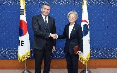 강경화, 칼둔 아부다비 행정청장 면담…UAE왕세제 방한 논의