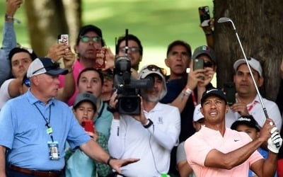 우즈, WGC 멕시코 챔피언십 2R서 5타 줄이며 상위권 도약