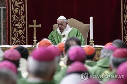 교황 "미성년 성학대, 인간 제물로 삼는 행위…신의 분노 살 것"