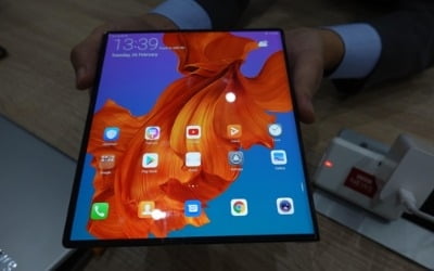 [MWC19] 화웨이 '메이트X' 무게 295g…가볍고 슬림한 두께 눈길