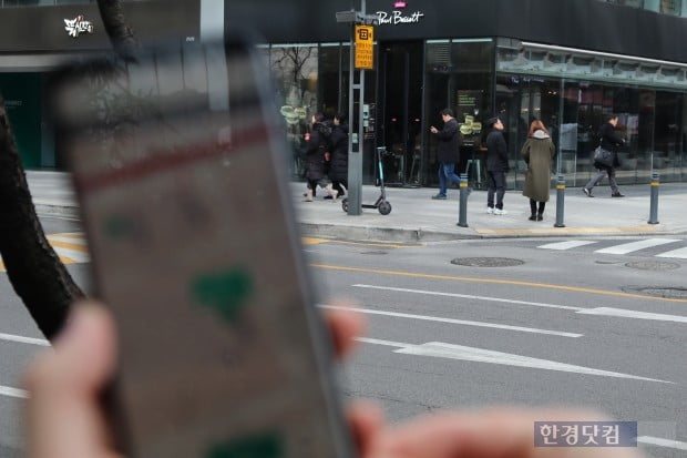 강남역 부근에서는 높은 빌딩들로 인해 GPS상의 킥보드 위치와 실제 킥보드 위치의 오차가 발생했다(사진=오세성 기자)