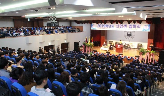 4일 인하대 본관 대강당에서 2019학년도 입학식이 열리고 있다. 인하대 제공