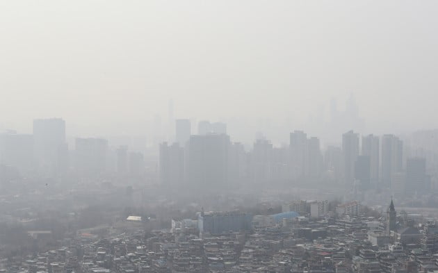 수도권을 포함한 일부 지역에 미세먼지 비상저감조치가 발령된 4일 서울 남산에서 바라본 하늘이 뿌옇다. [사진=연합뉴스]