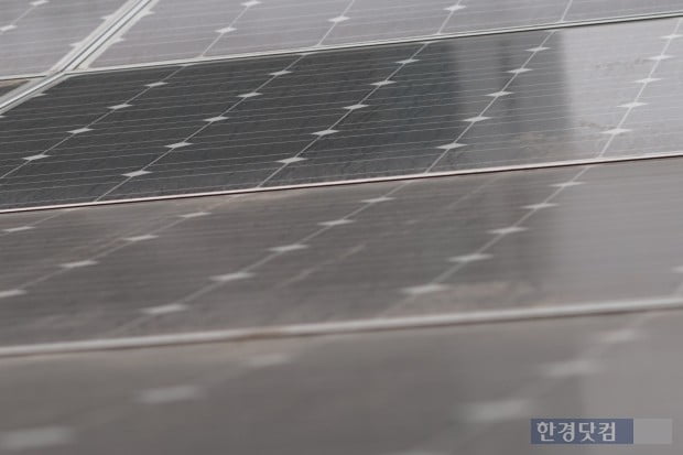 경기도 용인시 처인구에 설치된 태양광 발전 패널이 미세먼지로 심하게 오염되어 있다(사진=김산하 기자)