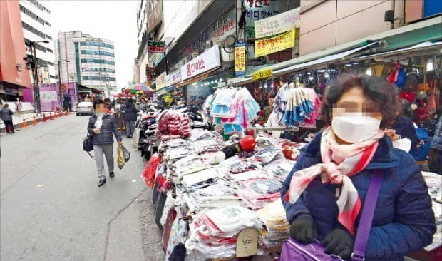 < 썰렁한 남대문 시장 > 서울지역 초미세먼지 농도가 2015년 공식 관측 이후 가장 높게 나타난 가운데 전통시장에도 사람들의 발길이 끊겼다. 5일 서울 중구 남대문시장 상인들이 마스크를 낀 채 손님을 기다리고 있다. /신경훈 기자 khshin@hankyung.com