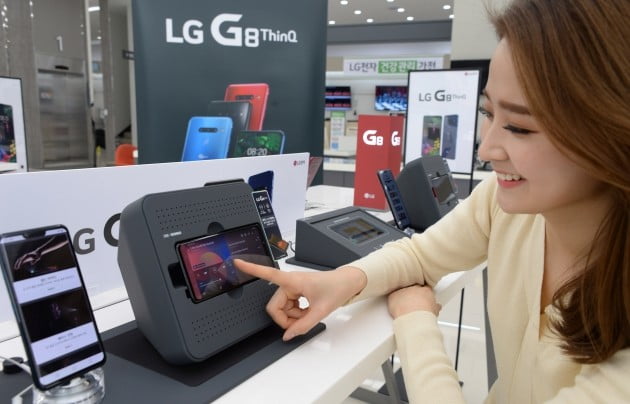 LG전자가 전략 프리미엄 스마트폰 'LG G8 씽큐' 알리기에 집중한다. G8 씽큐는 터치 없이 화면 위에서 손을 움직여 앱을 구동할 수 있는 에어 모션 기능과 화면에서 소리가 나오는 크리스털 사운드 올레드 등을 탑재해 차별화된 사용성을 자랑한다. 특히 세계 최초로 스마트폰에 정맥 인식기능을 탑재해 보안성을 높였다.