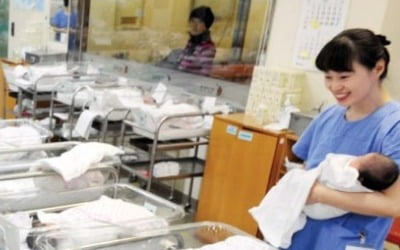 낮은 출산율에 평균수명은 늘고…빠르게 늙어가는 한국