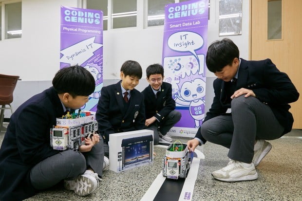 신일중학교 학생들이 LG CNS 코딩지니어스에서 자율주행버스를 만들어 주행 시험을 하고 있다.