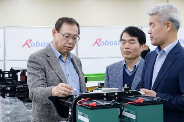조성진 LG전자 부회장이 로보스타의 다양한 산업용 로봇을 살펴보고 있다. 
