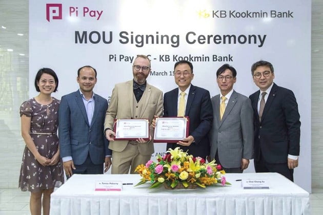 KB국민은행은 지난 15일 캄보디아 프놈펜에 위치한 KB캄보디아은행 본점에서 캄보디아 1위 모바일 결제(페이먼트) 플랫폼인 파이페이(Pi Pay)와 상호 협력방안을 담은 양해각서(MOU)를 체결했다. (좌측부터) Kelly Chng Koon Koon 파이페이 마케팅디렉터, Sopheak Min 파이페이 CFO, Tomas Pokorny 파이페이 CEO, 최창수 KB국민은행 글로벌사업본부 상무, 박용진 KB캄보디아은행 법인장, 장지규 KB국민은행 글로벌기획부장. 
