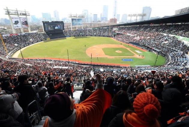  2019시즌 프로야구가 개막한 23일 서울 잠실야구장에서 관람객들이 한화와 두산의 경기를 보고 있다.  사진=연합뉴스