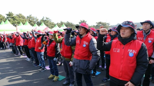 한화토탈 노동조합이 23일 충남 서산시 대산읍 독곶리 본사 앞에서 파업 구호 외치며 총파업에 돌입해 출정식을 하고 있다. 사진=연합뉴스