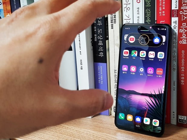 LG G8 씽큐는 터치 없이 손 동작을 인식해 스마트폰을 작동시키는 '에어 모션' 기능이 탑재됐다. 또 스마트폰 최초로 손바닥 정맥 인식을 채용했다. 손바닥 인식 등 전반적인 성능은 나쁘지 않았지만 실생활에서 활용하는데는 한계가 따를 것으로 보인다.