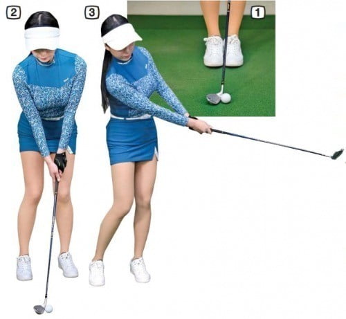 샌드웨지를 억지로 열지 않고 땅에 내려놓아도 높은 로프트 각이 만들어진다(사진 ①). 왼발을 살짝 밖으로 열어주고 셋업 자세(사진 ②)를 취한다. 피니시 동작까지 오른손을 덮지 않고 셋업 자세 때 팔로 만든 삼각형을 끝까지 유지한다(사진 ③). /조희찬 기자