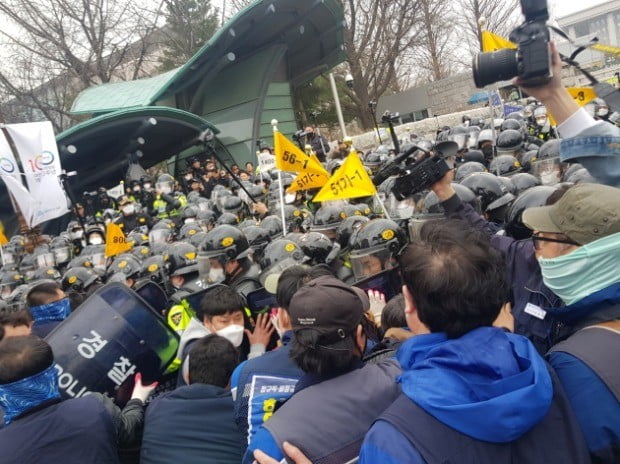 민노총, ILO협약 비준 압박하며 국회 앞 1만명 집회