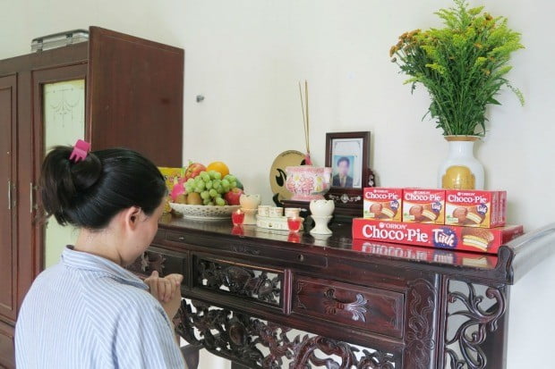 오리온은 '초코파이 정'이 글로벌 누적매출액 5조원을 돌파했다고 28일 밝혔다. 베트남에서 한 소비자가 오리온 초코파이를 제사상에 올린 모습. <오리온 제공>
