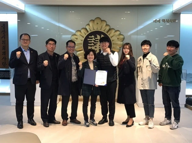 울산시의회 이상옥 의원(왼쪽 넷째부터)이 28일 시의회 의사당 앞에서 김 산 회장 등 울산대 경제학과 CSI 동아리 회원 학생들과 기념촬영을 하고 있다.