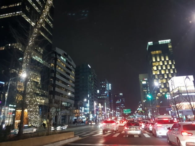 좌측 하림사옥과 신축된 성형외과 빌딩들. 원빌딩 제공