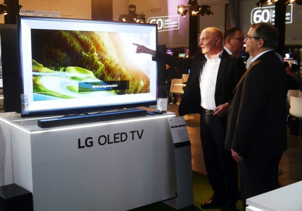 OLED TV가 글로벌 TV 시장에서 영향력을 넓혀가고 있다. 시장조사업체 IHS마킷은 올 1분기 OLED TV 출하량이 전년 대비 22% 증가한 57만5200대를 기록할 것으로 전망했다. 업계에서는 OLED TV 출하량이 올해 400만대를 넘어 2020년 700만대, 2021년 1000만대로 확대될 수 있다고 말한다.