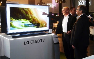 [이슈+] 날개 단 LG 'OLED TV'…가격 내리니 판매량이 올라왔다