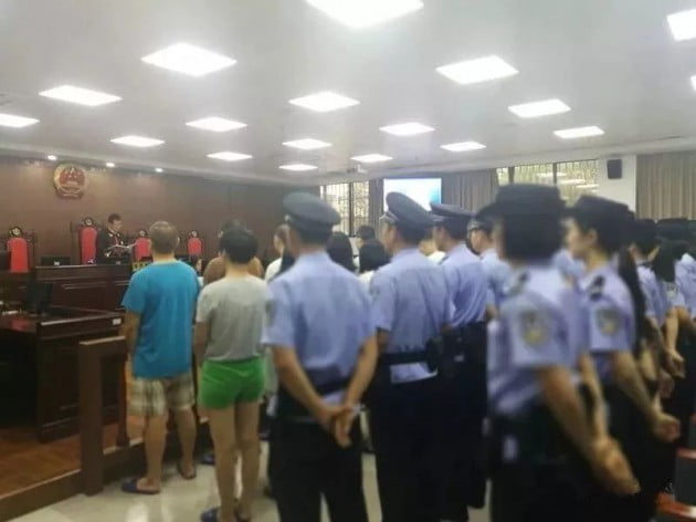 광둥성의 한 법원에서 성매매 혐의로 재판을 받는 피의자들