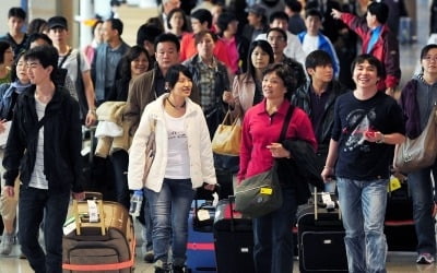 [펄펄 나는 일본관광, 주저앉은 한국관광] 총리가 관광 챙기는 일본 vs 관광비서관 직책도 없앤 한국