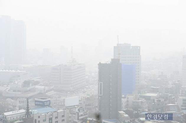 [포토] 빌딩을 집어삼킨 어마어마한 미세먼지