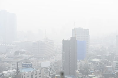 [포토] 빌딩을 집어삼킨 어마어마한 미세먼지