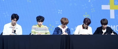 [포토] 투모로우바이투게더(TXT), '질문 받아 적는 신인 아이돌'