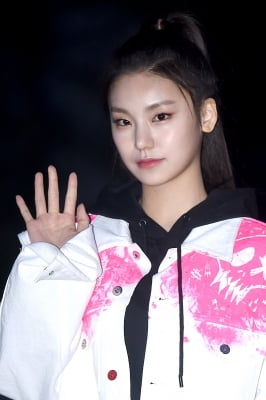 [포토] ITZY 예지, '시크한 손인사~'