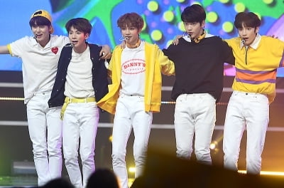 [포토] TXT, '소녀팬 마음 흔드는 귀여운 소년들'