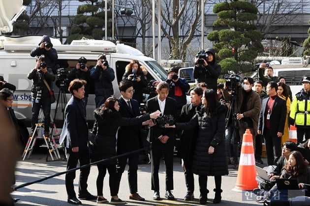 [PHOTOPIC] 정준영, '죄송한 척 하며 경찰 출석'