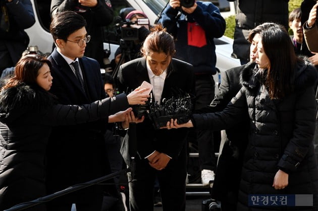 [PHOTOPIC] 정준영, '죄송한 척 하며 경찰 출석'