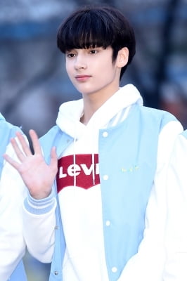 [포토] TXT 휴닝카이, '귀여운 손인사~'