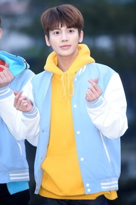 [포토] TXT 태현, '두 눈 크게 뜨고 하트 발사~'