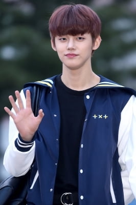 [포토] TXT 연준, '부드러운 손인사~'