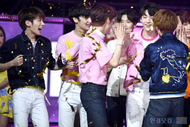 입덕도우미|TXT, 1위에 기뻐서 껑충껑충…'귀여운 소년들~'